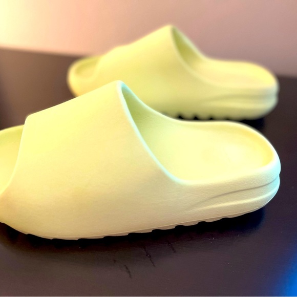 SOLD ‼️ Adidas Yeezy Slides Light Neon Green - Picture 6 of 7
